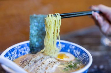 Izgara balık çorbası Japon ramen kasesi.