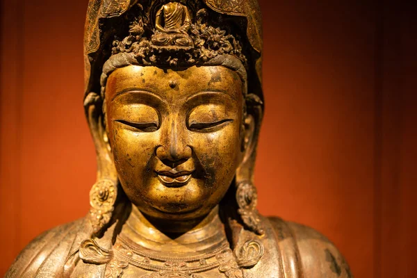 Estátua Buddha Sobre Fundo Vermelho — Fotografia de Stock