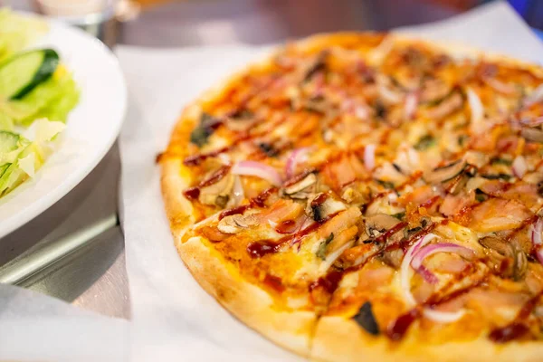 Pizza Piatto Tavola Legno Con Ingredienti — Foto Stock
