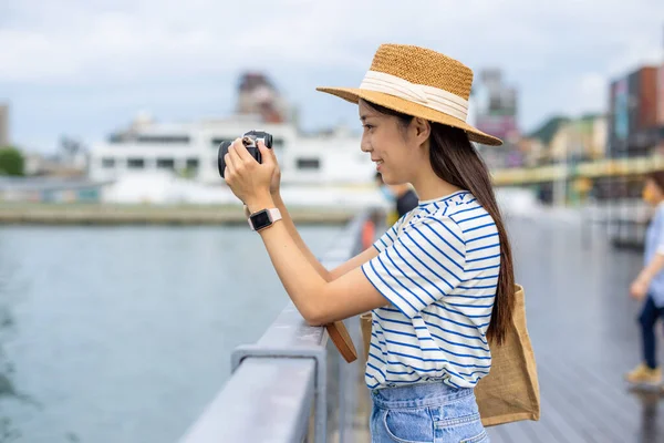 旅行の女性は街のカメラで写真を撮る — ストック写真
