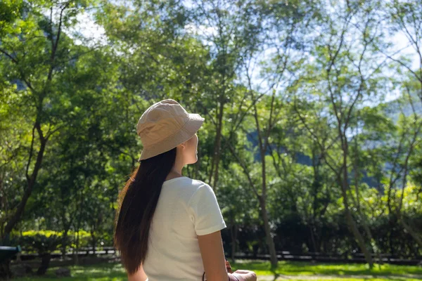 Женщина Чувствует Себя Расслабиться Парке Солнечным Светом — стоковое фото
