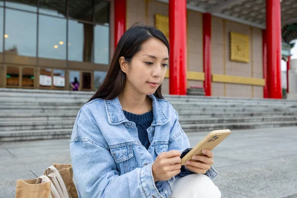 台湾蒋介石纪念馆妇女使用手机的情况 — 图库照片
