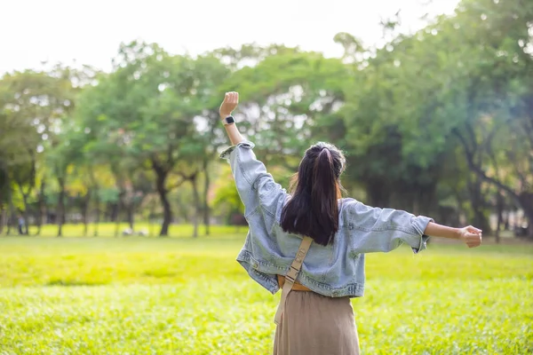 Femme Asiatique Étirant Les Mains Vers Haut Dans Parc — Photo