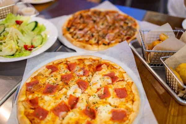Pizza Placa Mesa Madeira Com Ingredientes — Fotografia de Stock