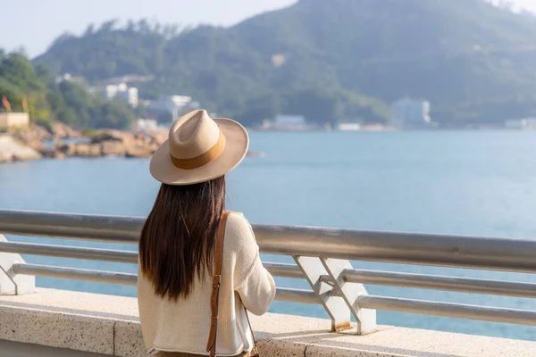 Tylny Widok Kobiety Patrzeć Morze Stanley Hongkongu — Zdjęcie stockowe