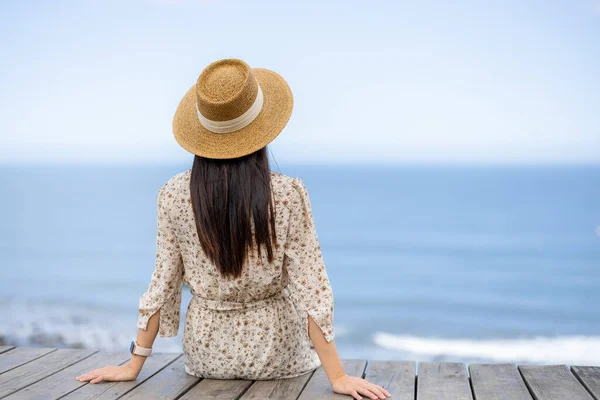 Mujer Viajera Sentarse Orilla Del Mar Disfrutar Vista Mar — Foto de Stock
