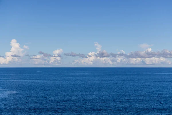 Прекрасний Вид Море Білою Хмарою — стокове фото