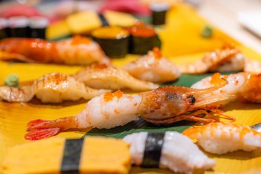 Restoranda çeşitli Japon suşileri vardı.