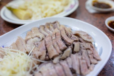 Zencefilli buğulanmış kaz göğsü eti