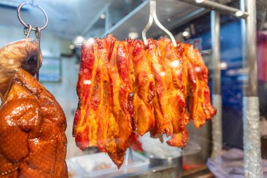 Çin Lokantası geleneksel gurme kazı mutfakta asılı duruyor.