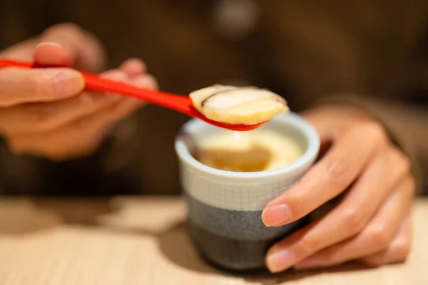 Donna Mangiare Giapponese Cotto Vapore Uovo — Foto Stock