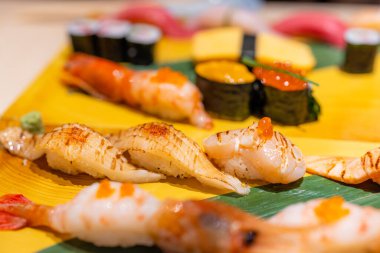 Restoranda çeşitli Japon suşileri vardı.