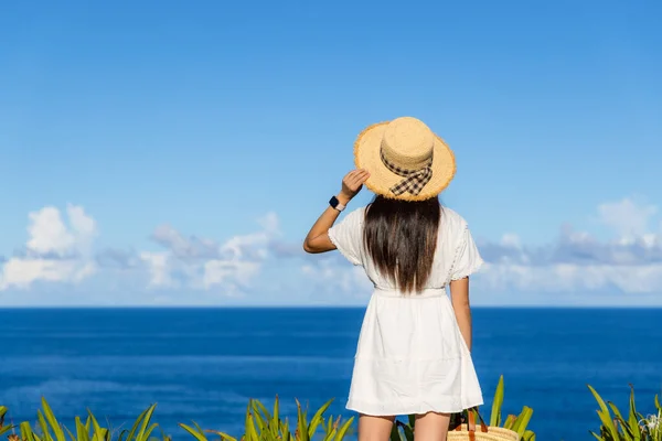 Beyaz Elbiseli Kadın Mavi Gökyüzü Ile Deniz Manzarasının Tadını Çıkar — Stok fotoğraf