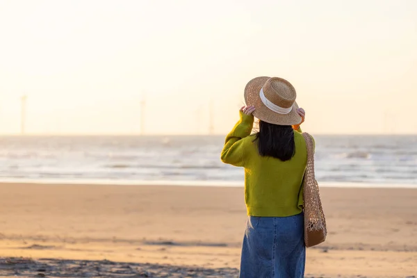 Mujer Mira Playa Atardecer —  Fotos de Stock