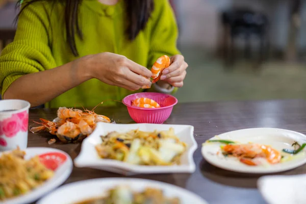 Woman Peel Shrimp Restaurant — Stock Photo, Image