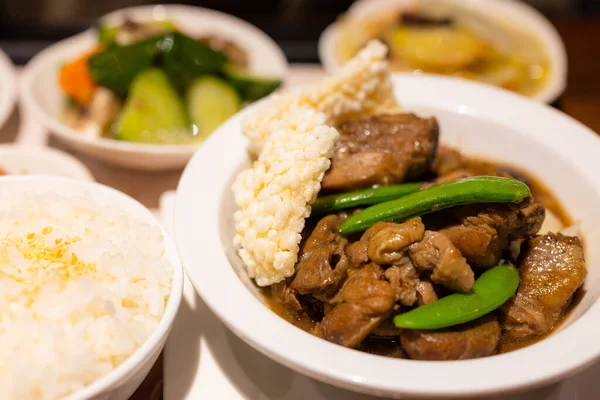 Tavuk ve yeşil fasulyeli Çin mutfağı.