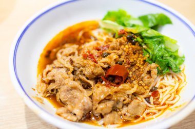 Baharatlı pirinç eriştesi ve sığır eti.