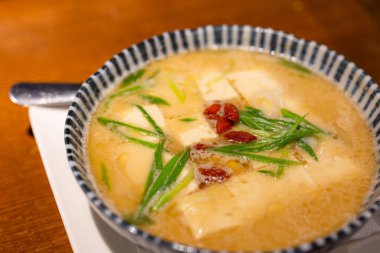 Tofulu domuz çorbası.