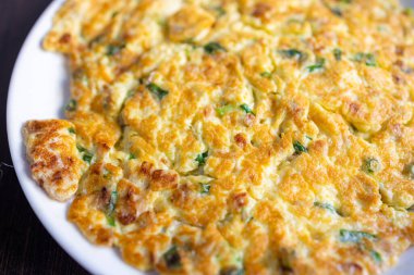 Geleneksel Tayvan omleti ve tuzlanmış ve kurutulmuş turp.