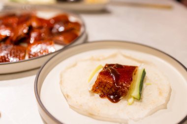 Restoranda kızartılmış Pekin ördeği