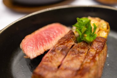 Izgara biftekli pirzola. Orta pişmiş.