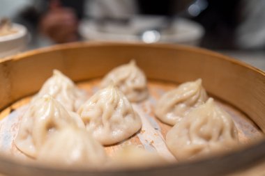 Restoranda Çin usulü çorba ekmeği.