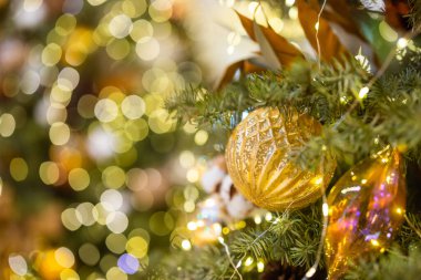 Noel süslemeleri ağaçta asılı.