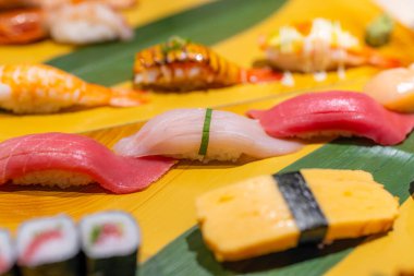 Restoranda çeşitli Japon suşileri vardı.