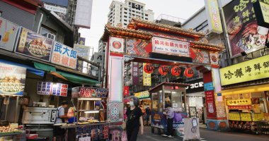 Taipei, Tayvan - 27 Eylül 2022: Taipei 'deki Raohe Caddesi gece pazarı