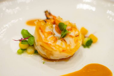 Küçük tabak karides.