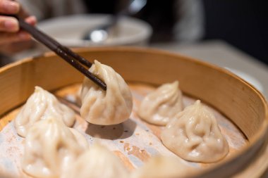 Restoranda Çin usulü çorba ekmeği.