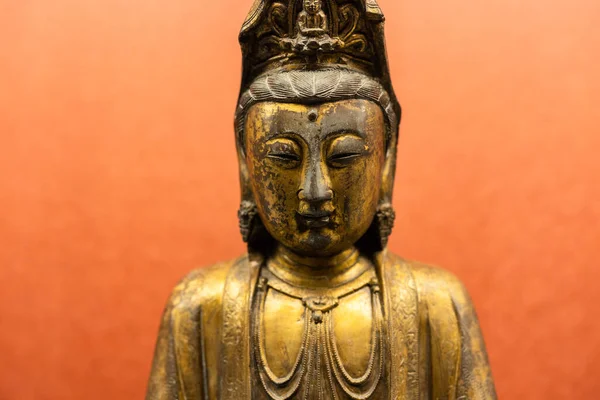 Estatua Oro Diosa Misericordia Guanyin —  Fotos de Stock
