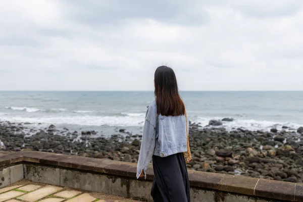 Женщина Смотрит Море — стоковое фото