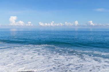 Güneşli bir günde Güzel mavi deniz