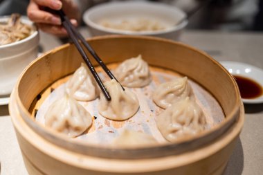 Restoranda Çin usulü çorba ekmeği.