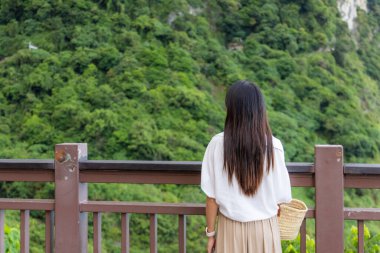 Kadın, Tayvan 'ın Taroko Parkı' nda Ching Shui Cliff 'i ziyaret ediyor. 
