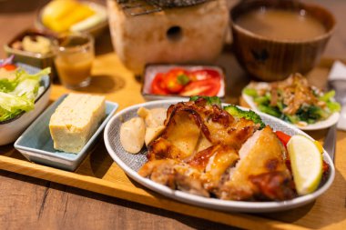 Restoranda ızgara tavuk var.