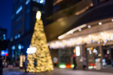 Geceleri caddedeki Noel ağacı süslemesinin bulanık görüntüsü