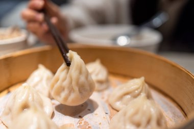 Restoranda Çin usulü çorba ekmeği.