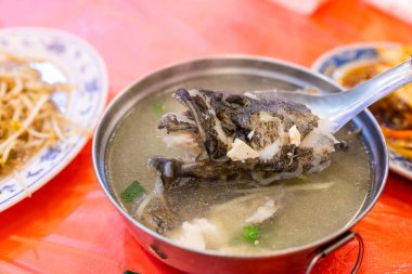 Tayvan 'daki yerel yiyecek dükkanında balık çorbası kasesi.