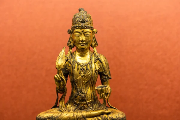 Golden Statue Goddess Mercy Guanyin — Stock Photo, Image
