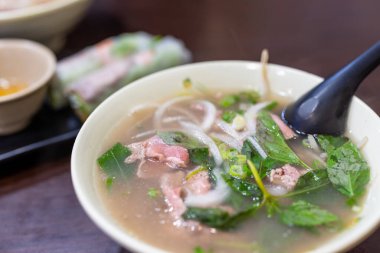 Vietnam pilavlı erişte ve çiğ biftek.