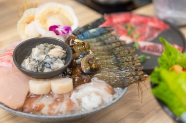 Restoranda güveç için bir kase deniz ürünü. 