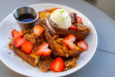 Toast with cream, strawberry and syrup