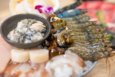 Restoranda güveç için bir kase deniz ürünü. 