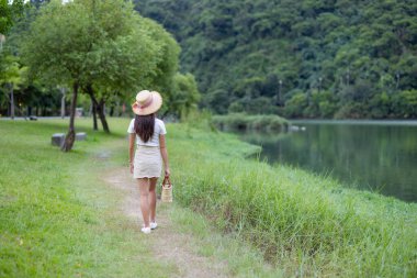 Göl kenarında yürüyen bir kadın