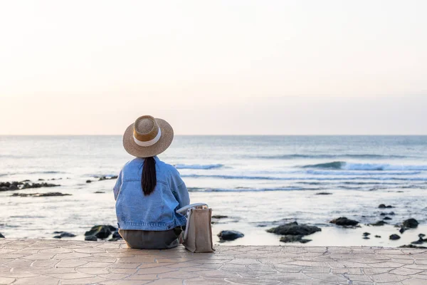Travel Woman Sit Seaside Sunset Time — Stock Photo, Image