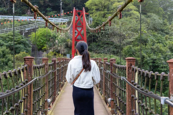 Woman Stepping Suspension Bridge Wulai Taiwan — Φωτογραφία Αρχείου