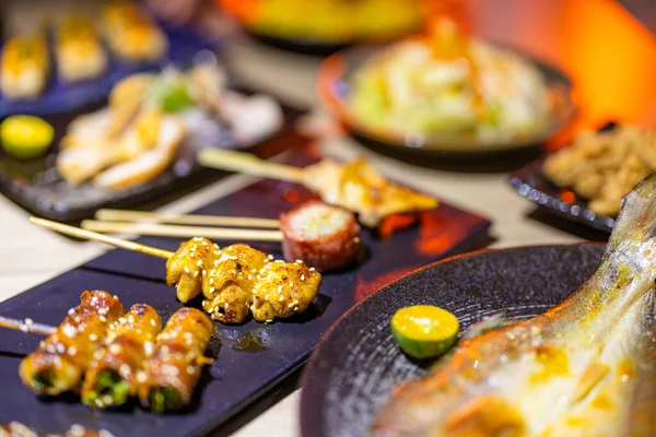 Bir Sürü Farklı Izgara Şişi Olan Bir Japon Restoranı — Stok fotoğraf