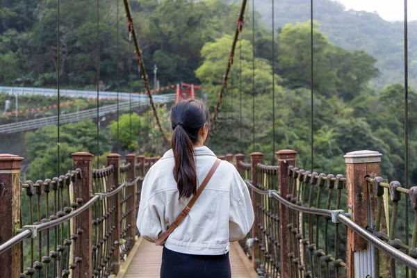 Woman Crossing Suspension Bridge Wulai Taiwan — стокове фото